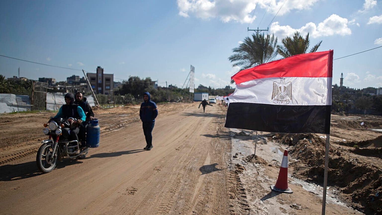 فلسطينيون يضعون العلم المصري على جانب أحد الشوارع في بيت لاهيا شمال قطاع غزة 25 كانون الثاني يناير 2022