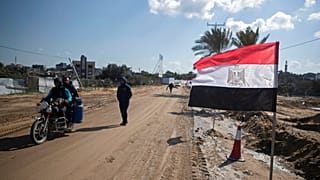 فلسطينيون يضعون العلم المصري على جانب أحد الشوارع في بيت لاهيا شمال قطاع غزة 25 كانون الثاني يناير 2022