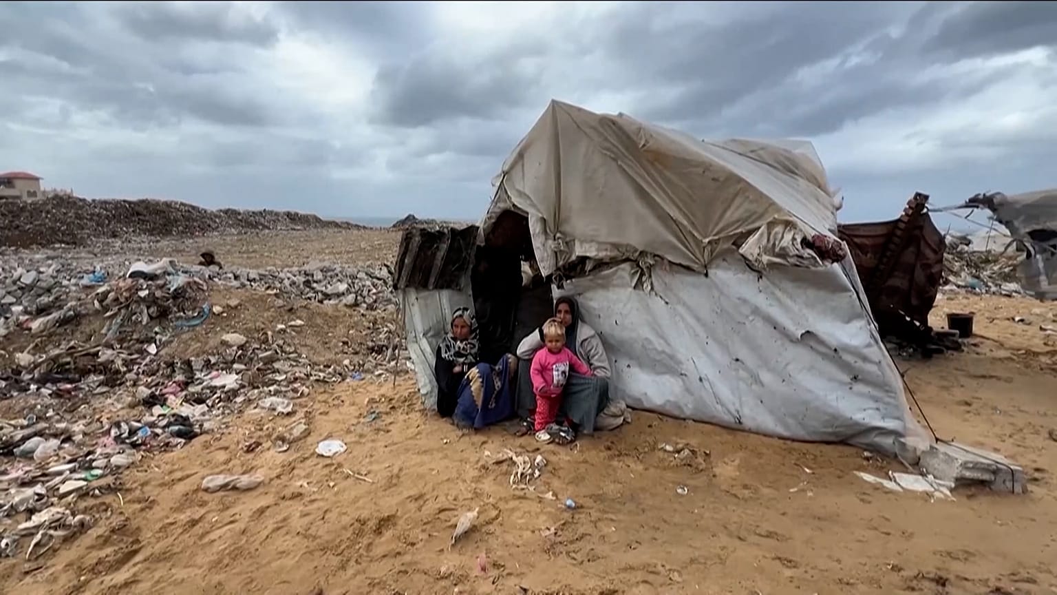 Famílias palestinianas deslocadas no centro de Gaza enfrentam um inverno rigoroso nas suas tendas esfarrapadas