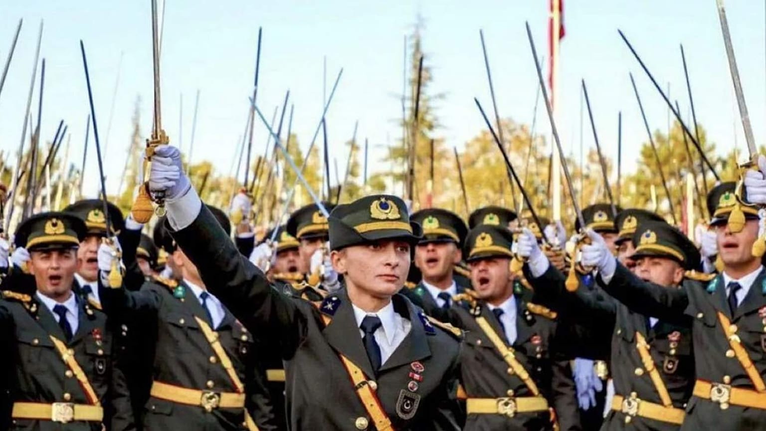 Mezuniyet töreni sonrası yemin eden teğmenler.
