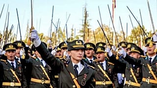 Mezuniyet töreni sonrası yemin eden teğmenler.