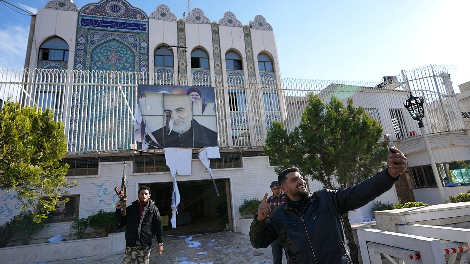 نیروهای مخالف بشار اسد در مقابل ساختمان سفارت ایران در دمشق