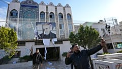 نیروهای مخالف بشار اسد در مقابل ساختمان سفارت ایران در دمشق