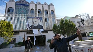 نیروهای مخالف بشار اسد در مقابل ساختمان سفارت ایران در دمشق
