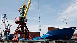 DATEI: Ein Kran entlädt Metallrollen von dem aus St. Petersburg kommenden Frachtschiff Kholmogory im Hafen von Kaliningrad, 30. Juni 2022
