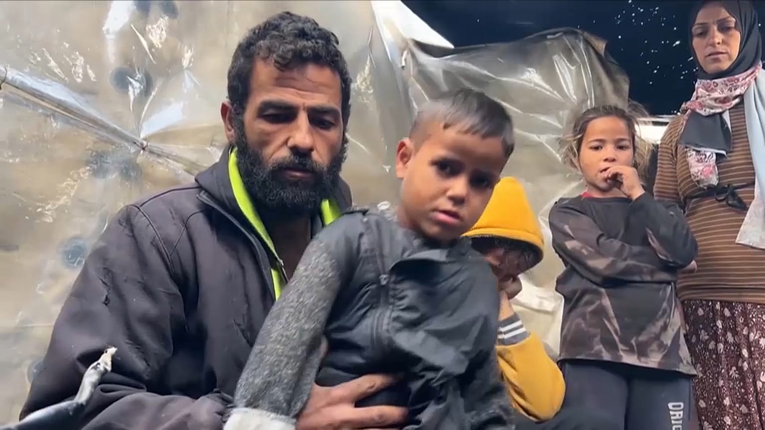.أسر فلسطينية نازحة في النصيرات تواجه البرد والجوع بجوار مكب نفايات