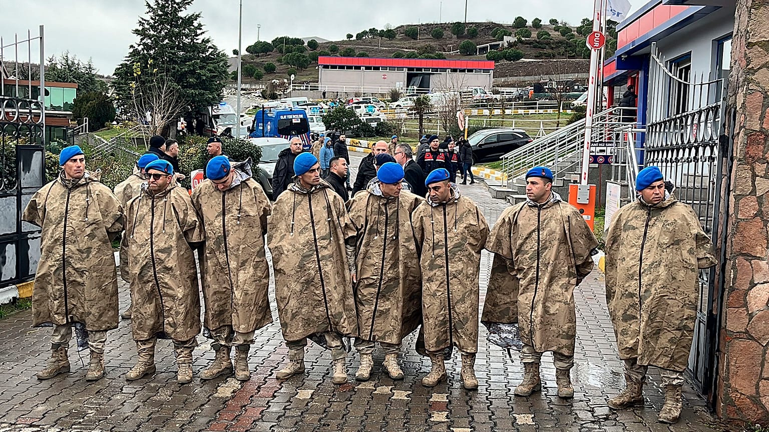 Fuerzas de seguridad turcas montan guardia junto a ambulancias aparcadas a la entrada de una fábrica de armamento tras una explosión en Balikesir, 24 de diciembre de 2024.