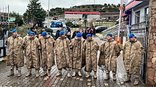 Les forces de sécurité turques montent la garde à côté d'ambulances stationnées à l'entrée d'une usine d'armement après une explosion à Balikesir, le mardi 24 décembre 2024.
