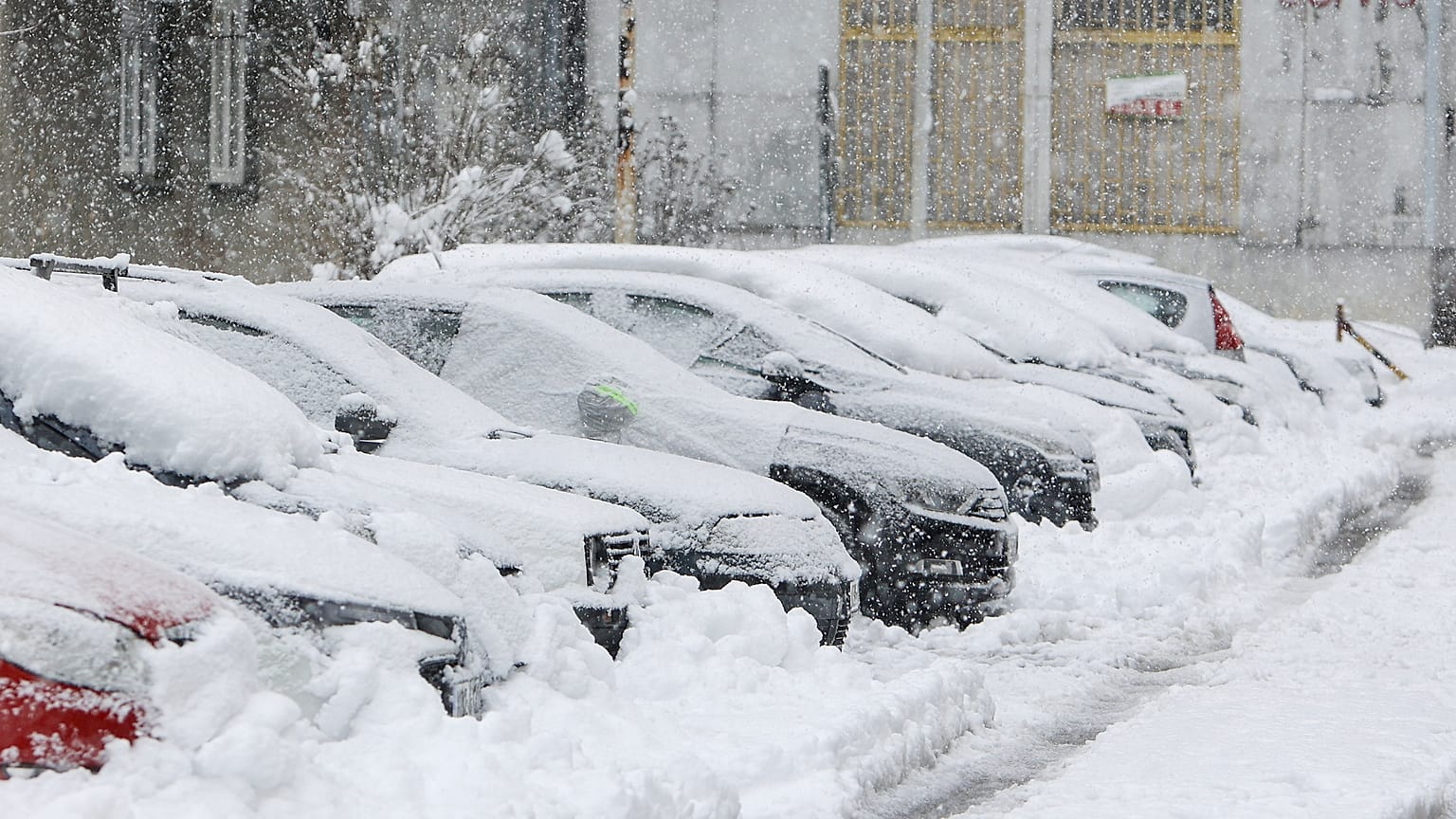 Hólepte autók a Bosznia északnyugati részében fekvő Bihács városban 2024. december 23-án