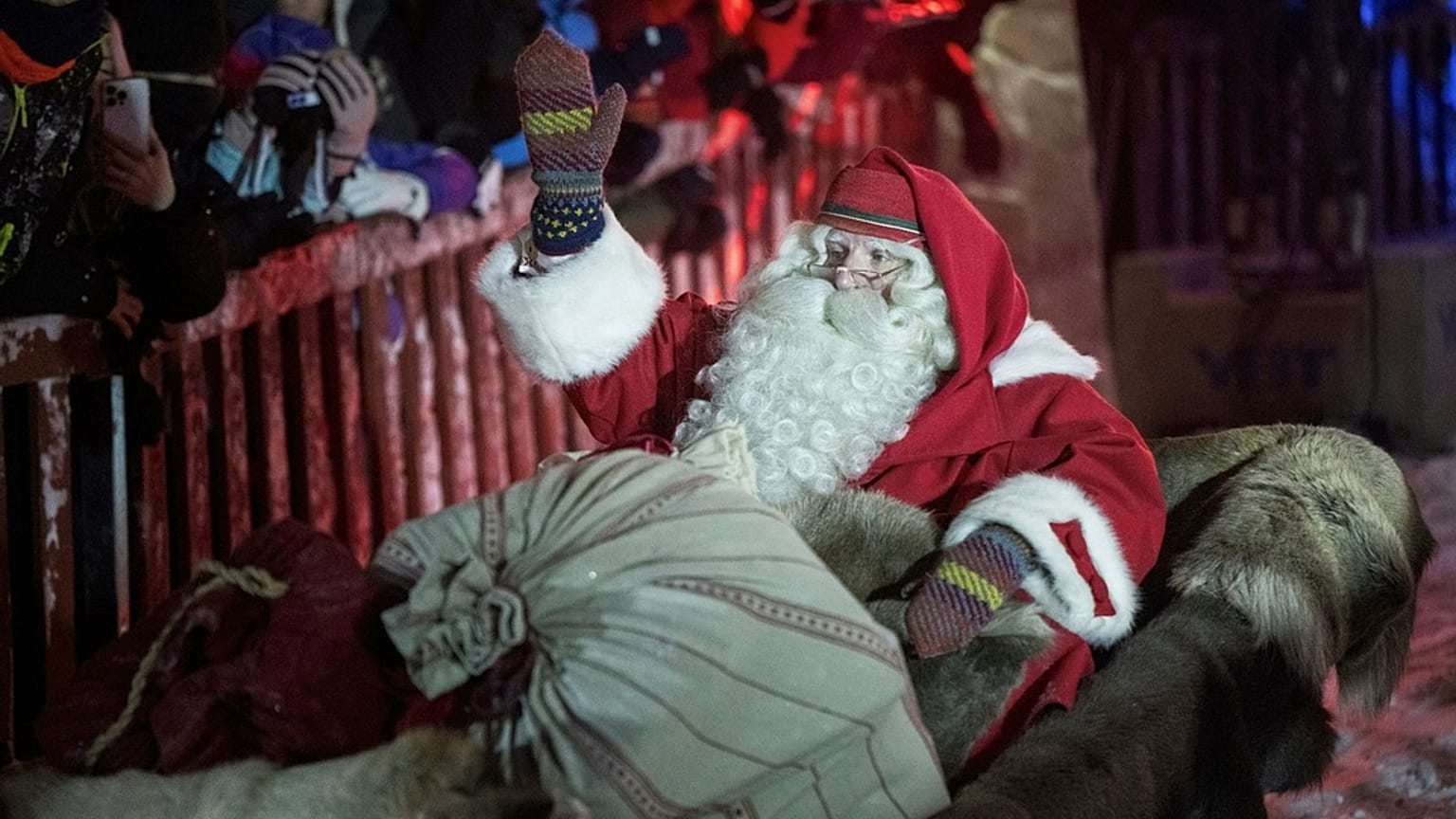 Noel Baba olarak da bilinen Santa Claus, Kuzey Kutup Dairesi'ndeki Noel Baba Köyü'nden uzun Noel yolculuğuna çıkıyor