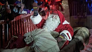 Der Weihnachtsmann, auch bekannt als Father Christmas, bricht vom Weihnachtsmanndorf am Polarkreis zu seiner langen Weihnachtsreise auf