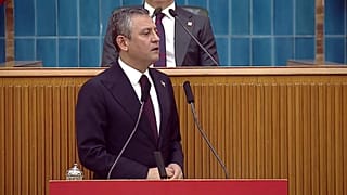 Özgür Özel, partisinin grup toplantısında konuşurken.