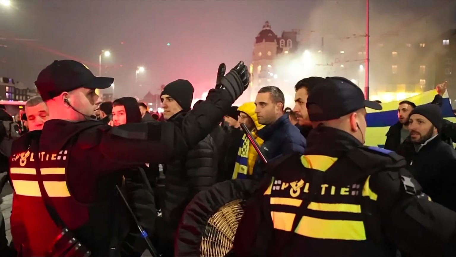 La polizia scorta i sostenitori del Maccabi Tel Aviv alla stazione della metropolitana che li conduce allo stadio dell'Ajax, 7 novembre 2024