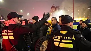 FILE - A felvételen rendőrök kísérik a Maccabi Tel Aviv szurkolóit az Ajax stadionjához vezető metrómegállóhoz, 2024. november 7-én.