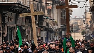 Tüntetés Damaszkuszban, miután valakik felgyújtottak egy karácsonyfát a keresztény többségű Szukajlabijahban 