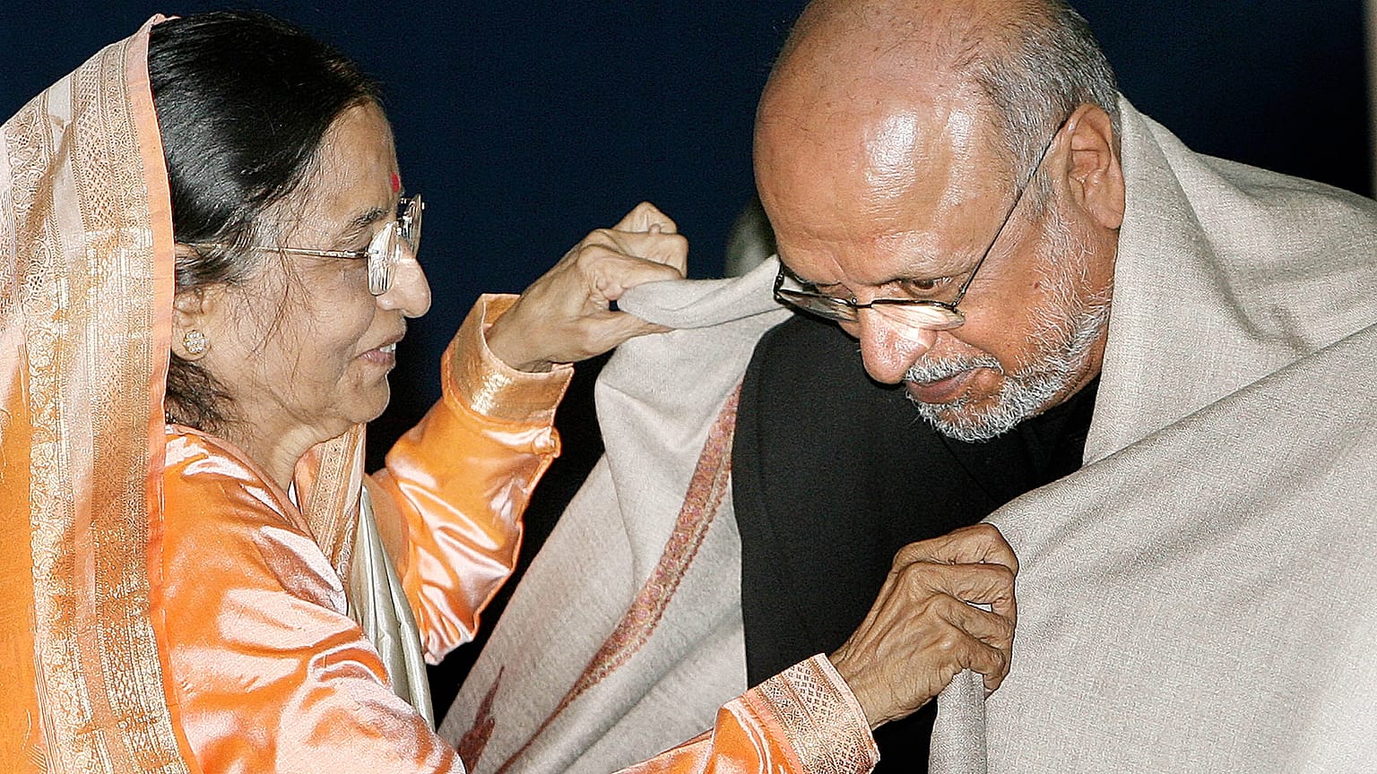 Hindistan'ın eski cumhurbaşkanı Pratibha Patil, Hint film yönetmeni Shyam Benegal ile bir ödül töreninde, 14 Eylül 2007