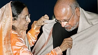 Hindistan'ın eski cumhurbaşkanı Pratibha Patil, Hint film yönetmeni Shyam Benegal ile bir ödül töreninde, 14 Eylül 2007