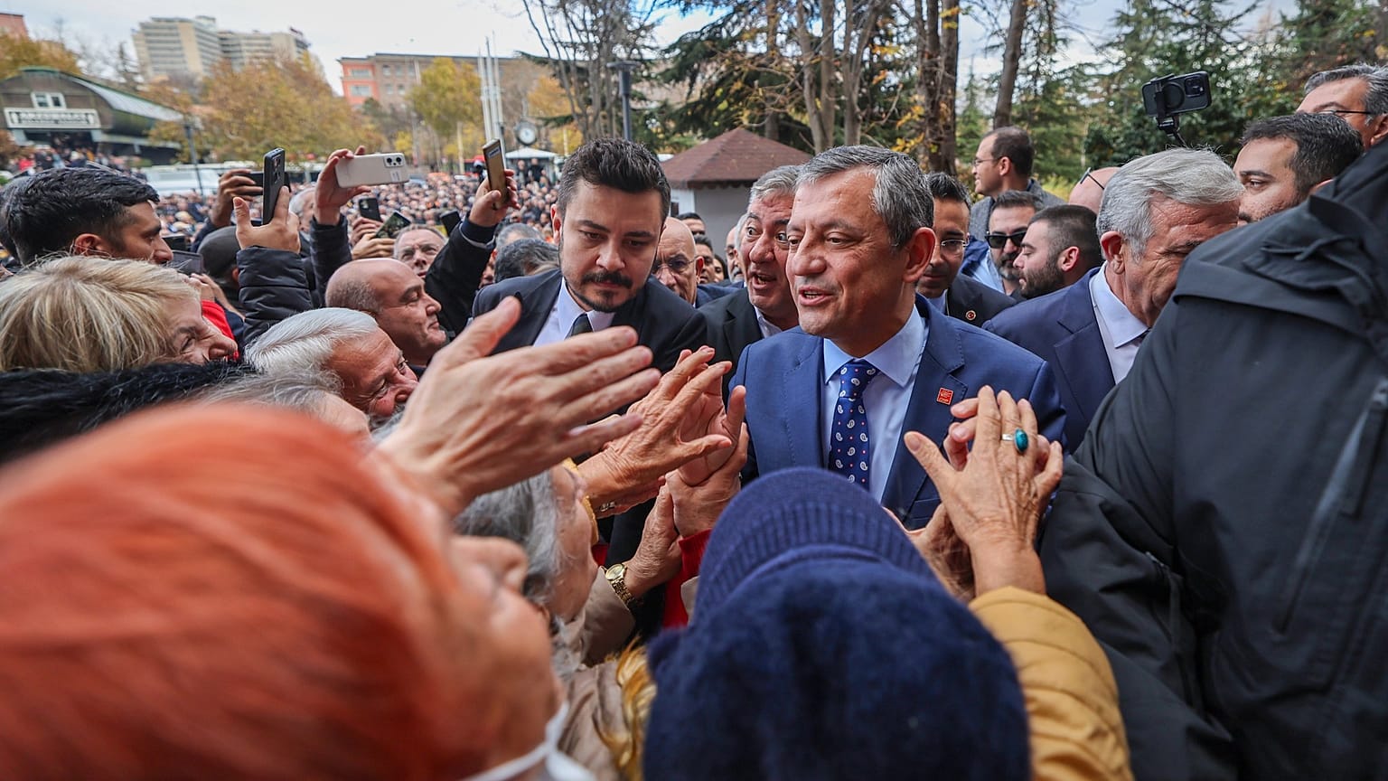CHP Genel Başkanı Özgür Özel, Ankara Adliyesi önünde, 22 Kasım 2024