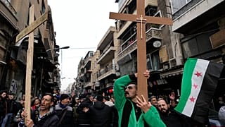Suriyeli Hristiyanlar haç taşıyıp sloganlar atıyor, Şam, 24 Aralık 2024.