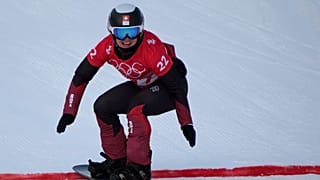 ARCHIVO - La suiza Sophie Hediger compite durante la ronda de clasificación de snowboard cross femenino en los Juegos Olímpicos de Invierno de 2022, el 9 de febrero de 2022, en Zhangjiakou, China.