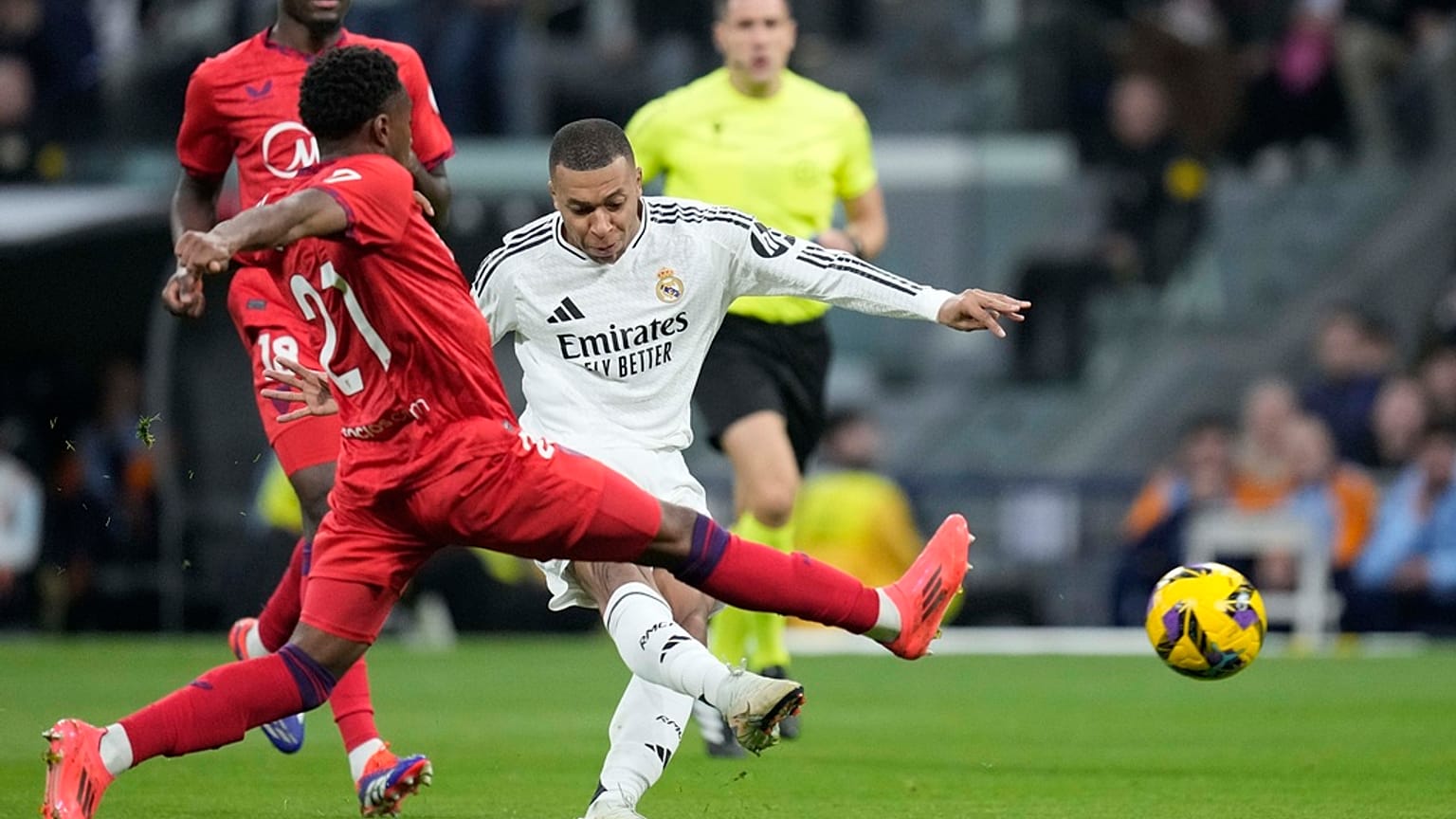 كيليان مبابي لاعب ريال مدريد يسجل هدف الافتتاح خلال مباراة ريال مدريد وإشبيلية في الدوري الإسباني لكرة القدم على ملعب سانتياغو برنابيو في مدريد، إسبانيا، الأحد 22 ديسمبر 2024