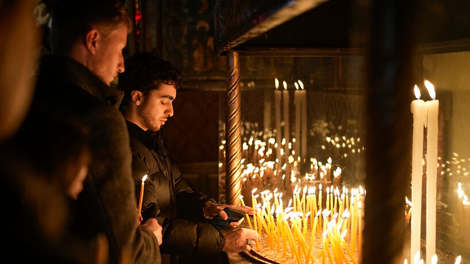 Fieles rezan en la Iglesia de la Natividad, tradicionalmente considerada el lugar de nacimiento de Jesús, en la ciudad cisjordana de Belén, el martes 24 de diciembre de 2024.