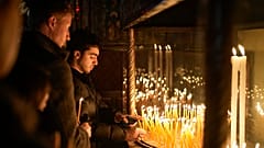 Fieles rezan en la Iglesia de la Natividad, tradicionalmente considerada el lugar de nacimiento de Jesús, en la ciudad cisjordana de Belén, el martes 24 de diciembre de 2024.
