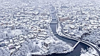 Vista aérea de Bascarsija, el casco antiguo de Sarajevo, Bosnia, el martes 24 de diciembre de 2024, tras una nevada.