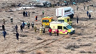 Esta foto muestra los restos del avión de pasajeros que se ha estrellado, el Azerbaiyán Airlines Embraer 190, en Aktau