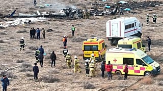 Wrak samolotu Embraer 190 linii Azerbaijan Airlines leży na ziemi w pobliżu lotniska Aktau w Kazachstanie, środa, 25 grudnia 2024 r.