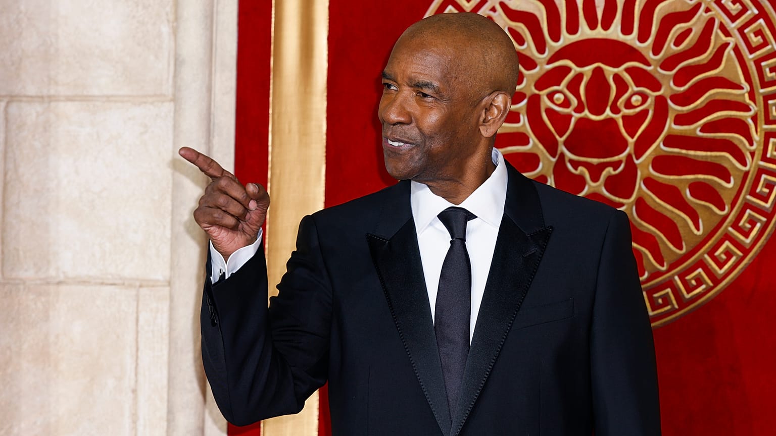 Denzel Washington megkeresztelkedik és megkapja a lelkészi engedélyt 