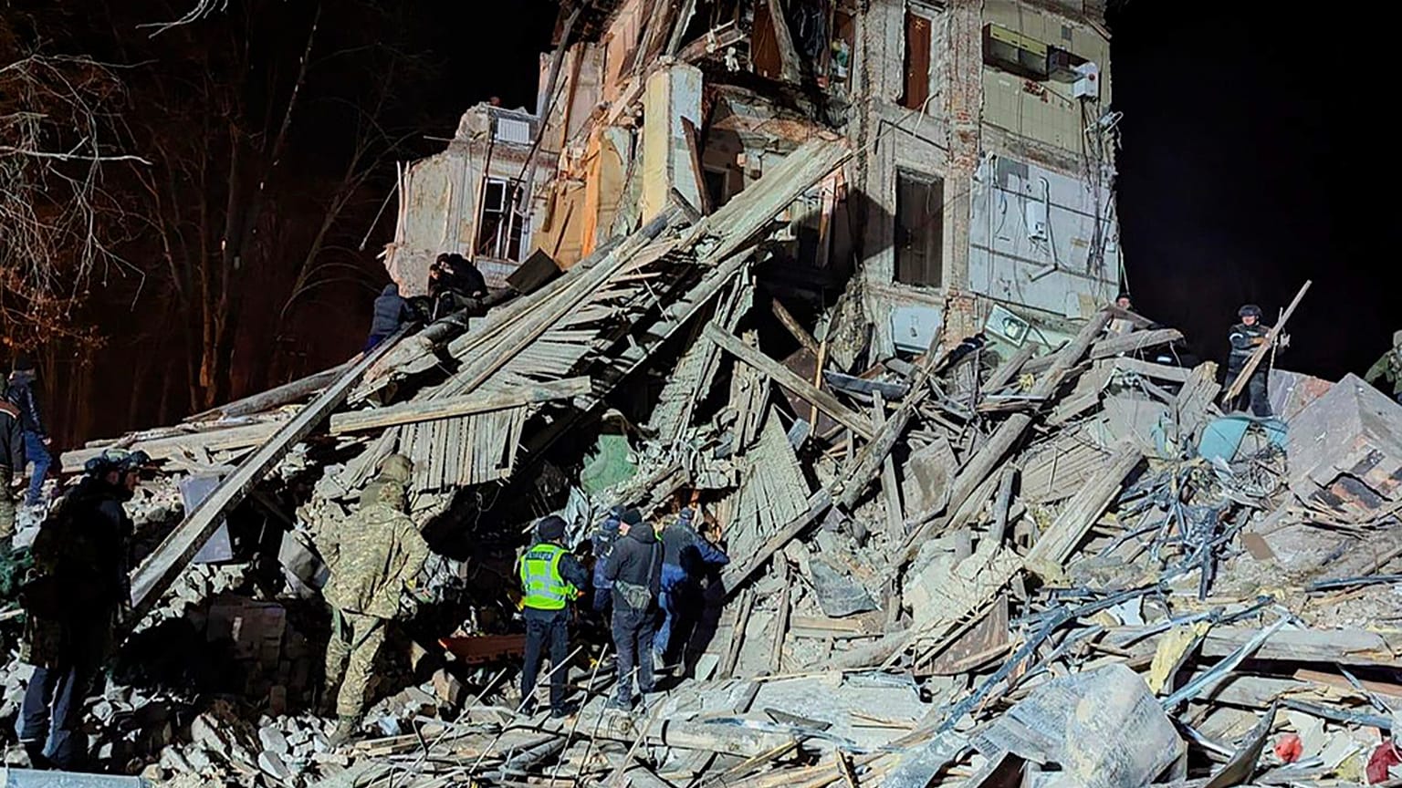 İtfaiyeciler Kryvyi Rih'de Rus saldırısı sonucu yıkılan bir apartmanın yerinde çalışıyor, 25 Aralık 2024