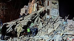 Los bomberos trabajan en el solar de un edificio de apartamentos destruido por un ataque ruso en Kryvyi Rih, 25 de diciembre de 2024.