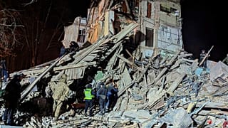 İtfaiyeciler Kryvyi Rih'de Rus saldırısı sonucu yıkılan bir apartmanın yerinde çalışıyor, 25 Aralık 2024