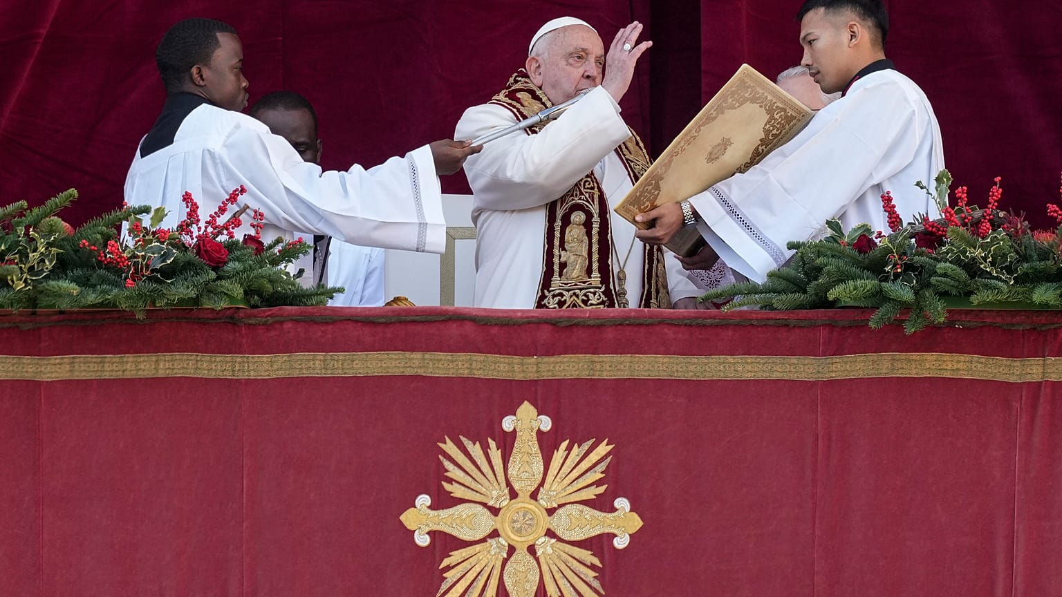 Le pape François prononce la bénédiction Urbi et Orbi le jour de Noël depuis le balcon principal de la basilique Saint-Pierre au Vatican, le mercredi 25 décembre 2024.