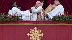 Le pape François prononce la bénédiction Urbi et Orbi le jour de Noël depuis le balcon principal de la basilique Saint-Pierre au Vatican, le mercredi 25 décembre 2024.