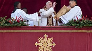 Le pape François prononce la bénédiction Urbi et Orbi le jour de Noël depuis le balcon principal de la basilique Saint-Pierre au Vatican, le mercredi 25 décembre 2024.