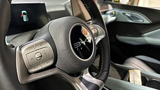 ILLUSZTRÁCIÓ: egy BYD elektromos jármű kormánykereke, Livonia, MI, 2024. április 30.