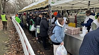 Freiwillige verteilen Mahlzeiten an Hilfsbedürftigte