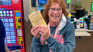 بام ديبلويس، 73 عامًا، اشتركت في رهان لياناصيب. وصلت جائزة باوربال Powerball الكبرى مؤخرًا إلى رقم قياسي بلغ 1.6 مليار دولار. 