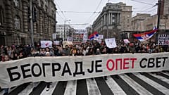 Μαθητές στο Βελιγράδι κρατούν πανό που γράφει: "Το Βελιγράδι είναι και πάλι ο κόσμος" κατά τη διάρκεια διαμαρτυρίας μετά την πτώση μιας τσιμεντένιας τέντας που σκότωσε 15 ανθρώπους στο Νόβι Σαντ, 25 Δεκεμβρίου 2024