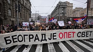 Студенты в Белграде несут транспарант с надписью: "Белград - снова мир" во время акции протеста после падения бетонного тента, в результате которого погибли 15 человек в Нови-Саде, 25 декабря 2024 года