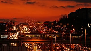 İstanbul'da akşam vakti bir otoyolda görülen araç trafiği, 14 Aralık 2017