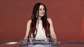 Koç Okulu Yönetim Kurulu Başkanı İpek Kıraç, Koç Okulu'nun 2022 yılı mezuniyet töreni konuşması yaparken.