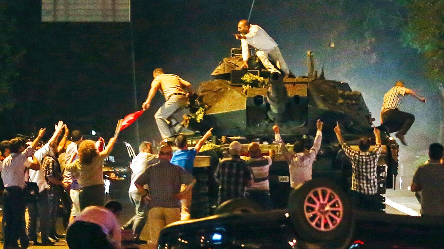 Halk, tankların üzerine çıkarak darbeyi durdurmaya çalışırken