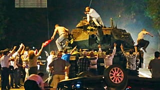 Halk, tankların üzerine çıkarak darbeyi durdurmaya çalışırken