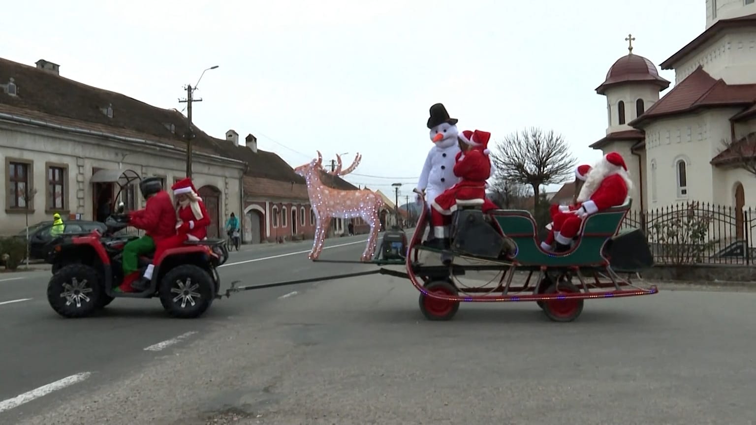 Le traineau du père Noël visite les villages de la commune de Livezile en Roumanie, le 25.12.2024