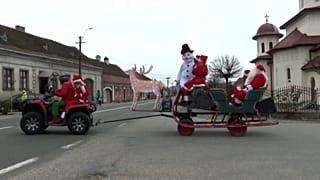 Le traineau du père Noël visite les villages de la commune de Livezile en Roumanie, le 25.12.2024