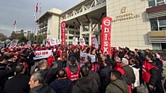 DİSK üyeleri açıklanan asgari ücrete karşı eylemdeydi.