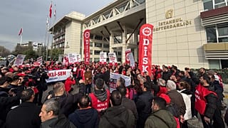 DİSK üyeleri açıklanan asgari ücrete karşı eylemdeydi.